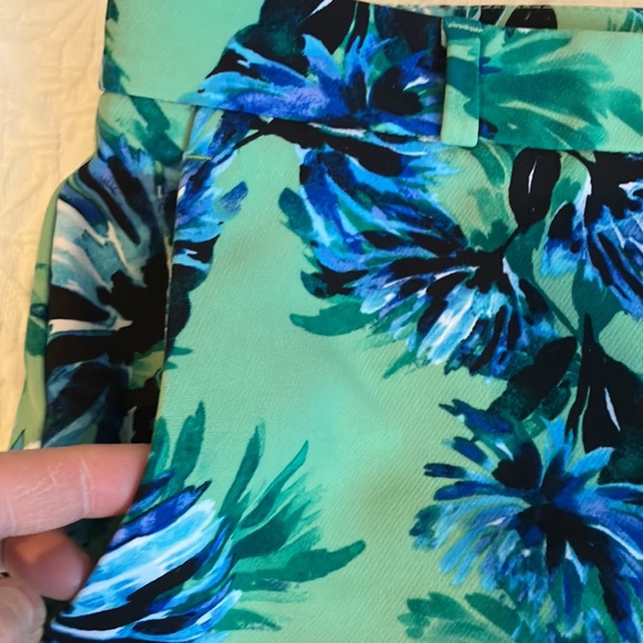 Fabulous Banana green black blue & white floral shorts w/front zip & pockets - Picture 2 of 8